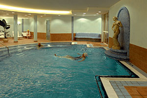 Schwimmbad mit Erlebnisbecken und Sauna